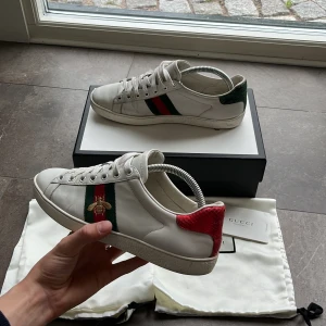 Gucci ace - Ett par feta Gucci ace i ett suveränt skick 8,5-10./🍷💯Stolek 39 men passar upp till 40.🤝Ny pris över 8000kr men säljs ändast för 2399🤯✅ hör av er vid funderingar.🥇