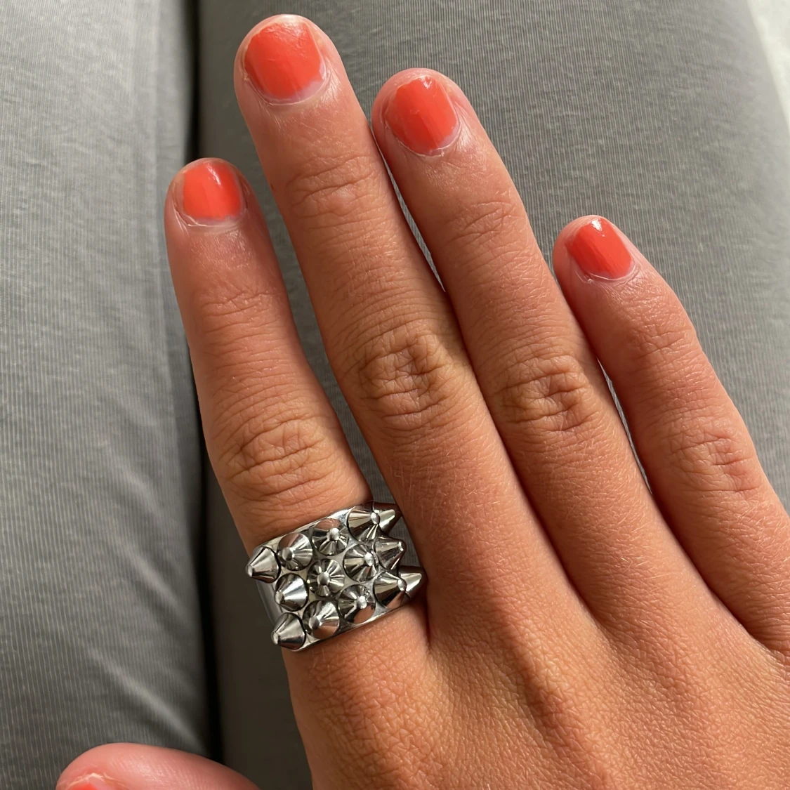 Silvrig ring med nitar från Edblad - 1