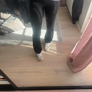 Kostymbyxor från Bikbok! - Hej! Jag säljer dessa svarta kostymbyxor från bikbok i storlek 36! De är knappt använda då de ej kommer till användning hos mig, nypris 499 kr! Dem tvättas såklart en extra gång före leverans!💕