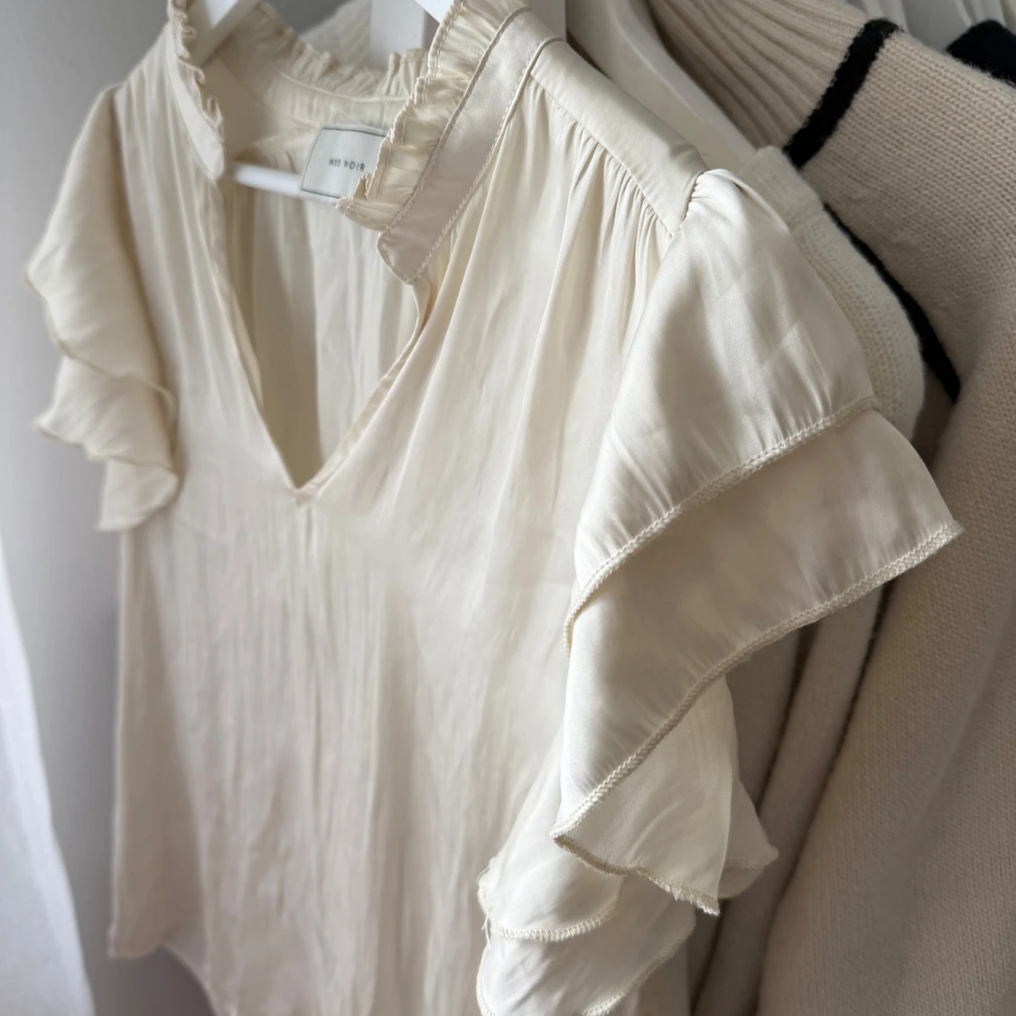 Krämvit blus med volang från Neo Noir - 2