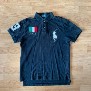 Ralph Lauren Italy Pike - !skicka bud för snabb affär! Ralph lauren Italy polo, storlek M i fint skick. Väldigt sälssynt och sedd på lil. durk. Skriv om ni undrar någonting 📲