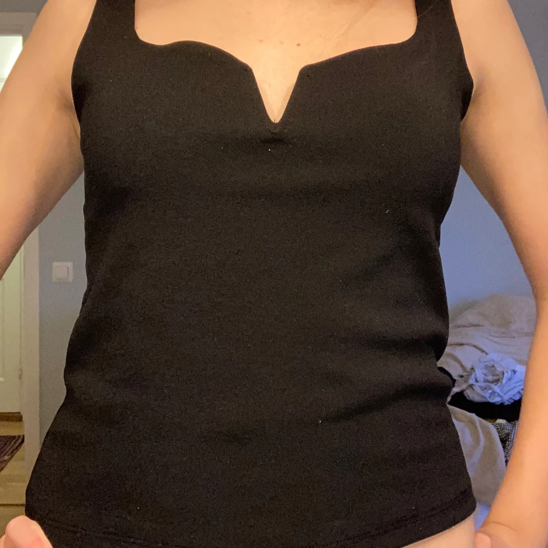 Svart croppad linnetopp med v-ringning - 2