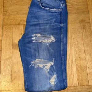 Blå slitna jeans  - Ett par snygga blå jeans från Trafaluc ZARA med tydliga slitningar samt trasiga detaljer framtill! 💙