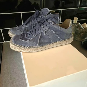 Maison Margiela Espadrilles Skor - Blåa Maison Margiela Espadrilles skor, storlek 40/41, säljer då dom är för små för mig. Lätt slitage på sulan (bild 2), därav priset. MM låda & skopåsar följer med. 