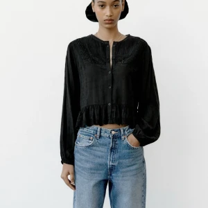 Blus från Zara - söt blus ifrån zara, säljer då den inte kommer till användning riktigt, i fint skick❤️