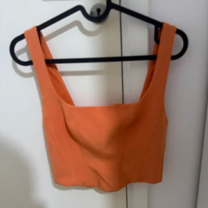 Orange topp - En orange topp i stl XS från Stradivarius som är i väldigt bra skick säljs för 75 kr. 