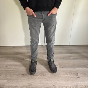 Replay anbass - Säljer ett par grå Replay Anbass i mycket bra skick. De är W31 och är slim fit. Skriv vid frågor!