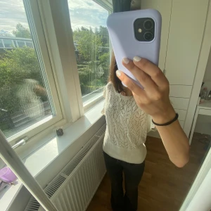 Vit stickad topp med spetsmönster - Säljer en söt vit  topp med spetsmönster och korta volangärmar. Toppen har rund halsringning och bred ribbad kant nedtill. Perfekt att styla med jeans eller kjol. Perfekt nu till sommaren 💕🌸 jag har storlek xs-s och den skulle kunna passa om man är s