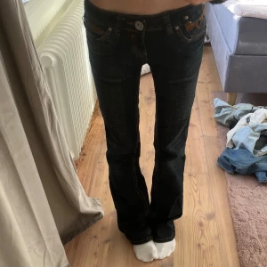 Lågmidjade utsvängda jeans  - Super fina lågmidjade utsvängda jeans, säljer då de va lite för stora för mig ❤️Midja 36 cm,  grenmåttet 16 cm,  Innerbenslängden 82 cm