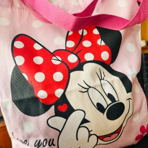 Söt tote-bag med Minnie Mouse-tryck! - Stor söt tote-bag i canvas med Minnie Mouse-tryck fram. Mått: 35 x 40 cm. Oanvänd.