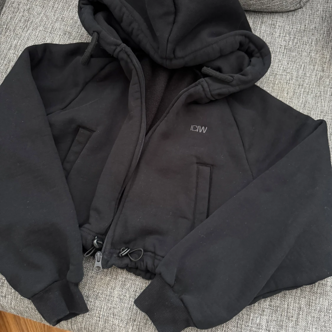 Svart croppad hoodiejacka från ICANIWILL - 2