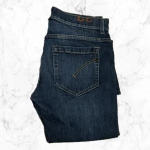 Dondup george - Tväärfeta dondup George i storlek 32 vilket motsvarar ungefär W30 L32. Jag hade behållt de själv om de passade eftersom de är så snygga. Nypriset ligger på runt 3000kr men jag säljer för endast 575kr!!! Vilket är en galen steal med tanke på att de är så feta. Byten är alltid intressant och tveka inte på att höra av dig vid frågor!🤩🤩⚡️🔱