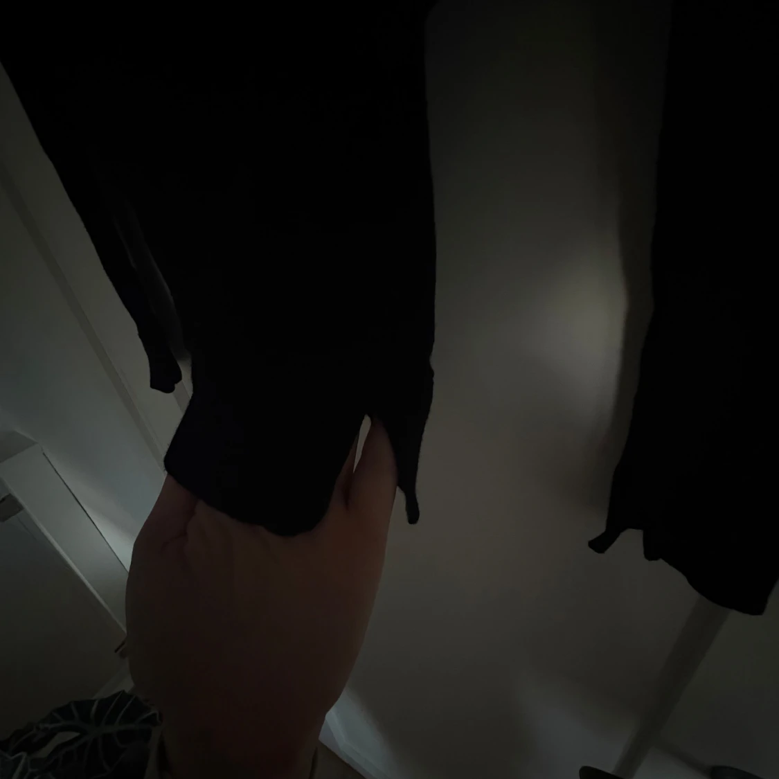 Svart finstickad  långärmad tröja från Mango - 3