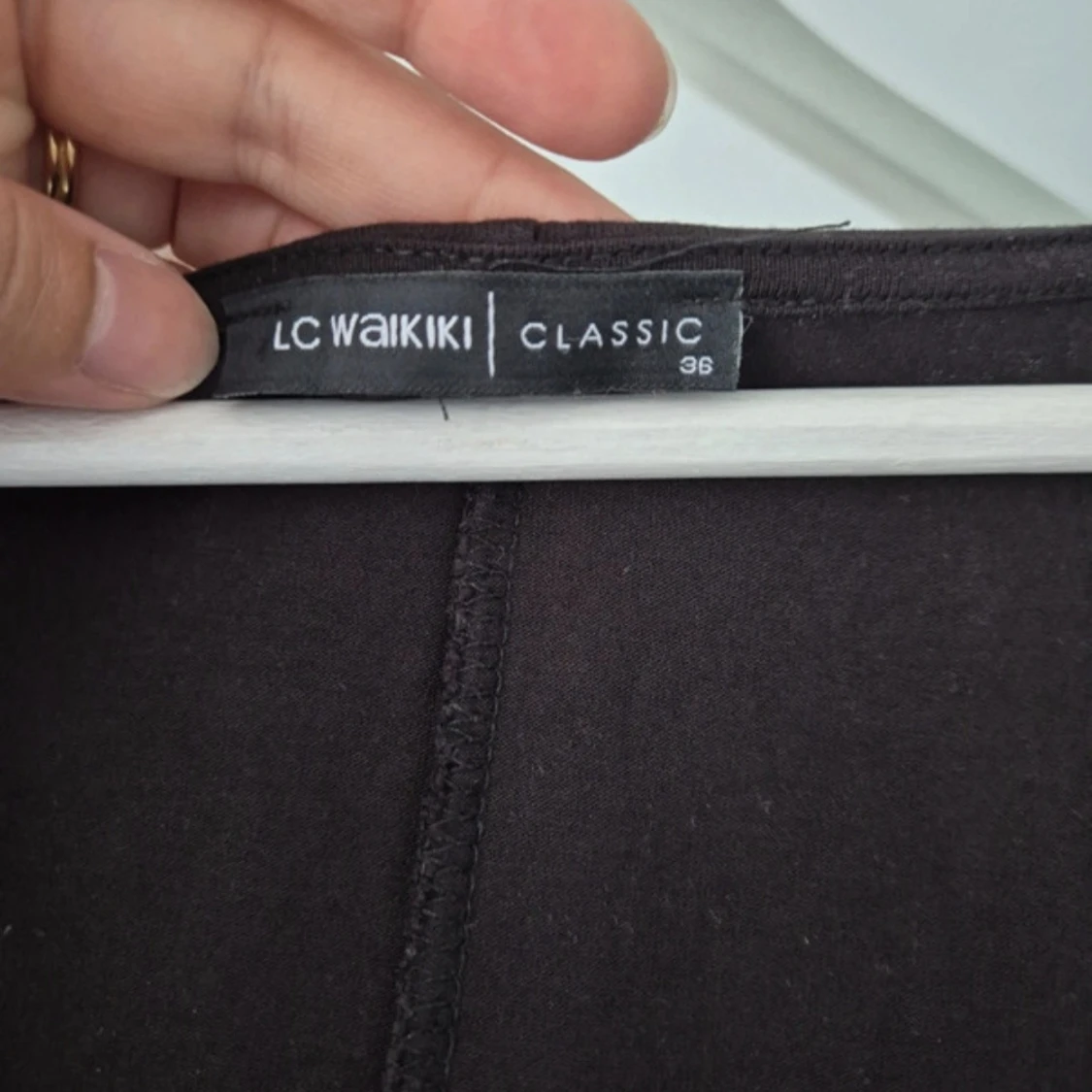 Svart axelbandslös klänning med volangärm - 4