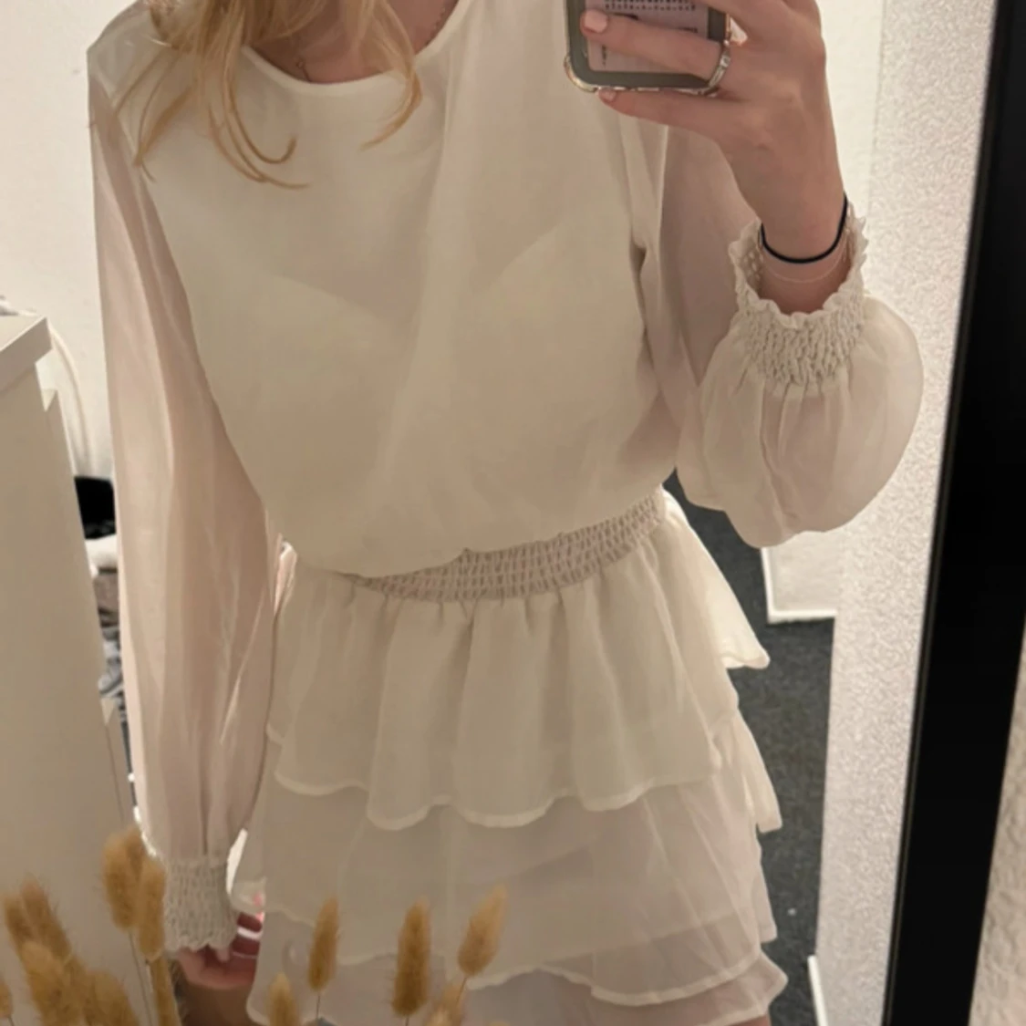 Vit volangklänning från Gina Tricot