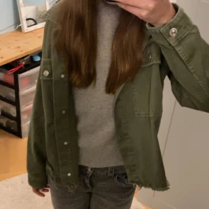 olivgrön jeansjacka - säljer nu denna ursnygga olivgröna jeansjackan från zara då den inte kommer t användning längre 💗💗 köpt av min kompis och hittar inte på hemsidan så vet tyvärr inte orginalpris🤍
