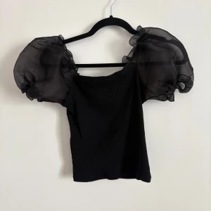 Söt topp med puffärmar  -  svart topp från Boohoo med stora puffiga ärmar i transparent material. Står inte storlek men gissar xs/s💕supersöt!!