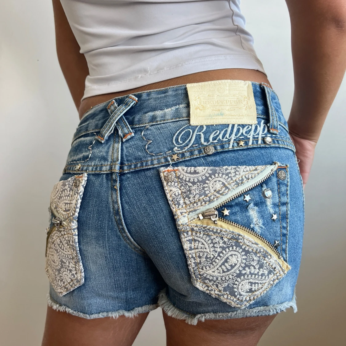 Jeansshorts med spets och nitar från Red Pepper