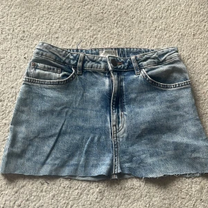Lindex kjol - Kort jeanskjol från Lindex. Kjolen är klippt från ett par jeans och är storlek 164/13-14 år och skulle nog passa xxs-s! Fråga bara om det är något du undrar eller mått. Pris kan diskuteras vid snabbt köp💗