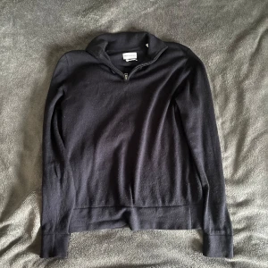 These glory days halv zip - Säljer min these glory days tröja jag köpt för ca ett halvår sedan. Har använt den vid lite finare tillfällen och därför är skicket mycket bra. Sitter som en smäck på mig som är 187 och väger 75. Priset är inte hugget i sten så bara kom men förslag🤝