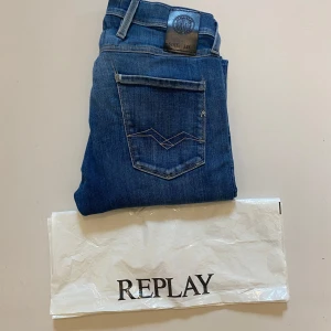 Blåa replay anbass - Blåa replay anbass //  Storlek W29 L32 //  Mycket bra skick endast liten slitning inre lår som syns på sista bilden men syns inte vi använding //  Skriv vid minsta fråga eller fundering💯🤝