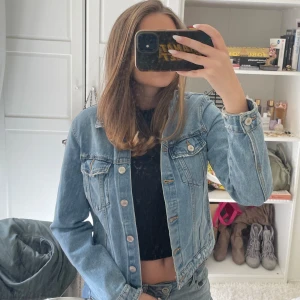 Ljusblå jeansjacka från Zara - Säljer en klassisk ljusblå jeansjacka från Zara. Jackan har knappar framtill, två bröstfickor med lock och knapp samt en rak passform 🩵