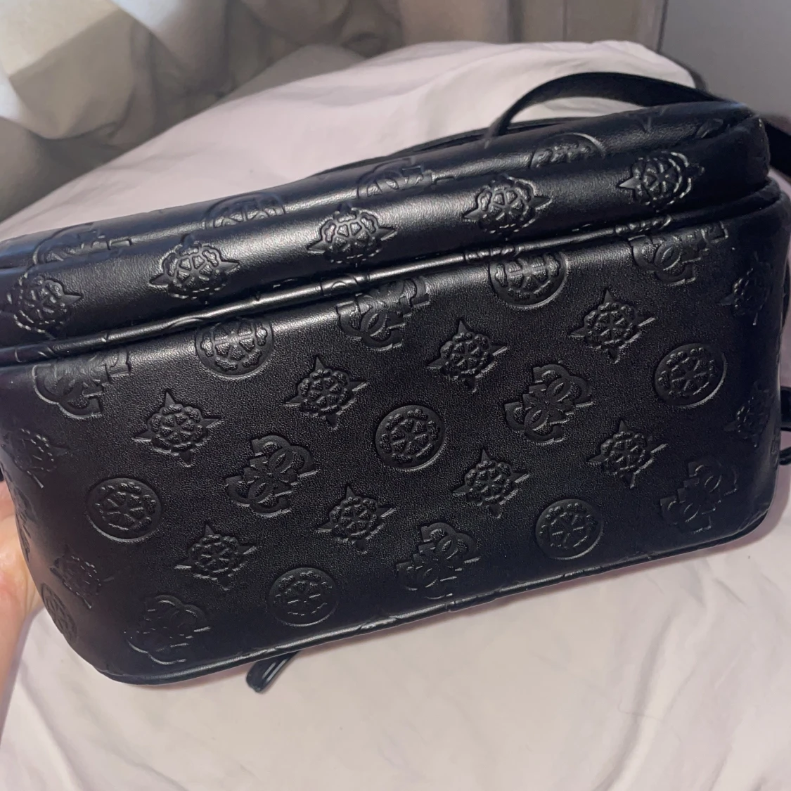 Svart ryggsäck från Guess med präglat mönster - 1