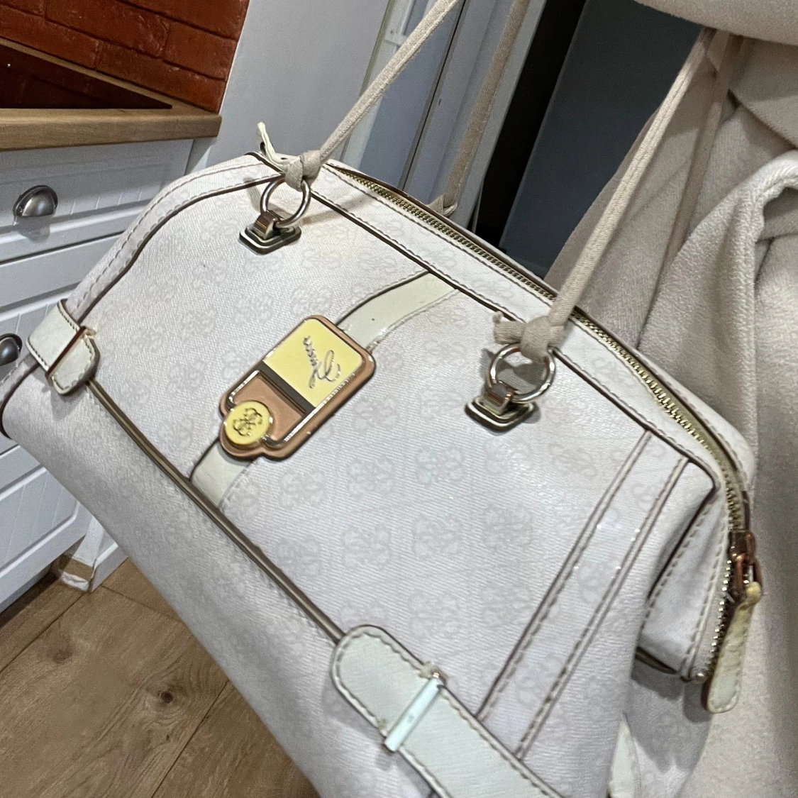 Vit handväska från Guess