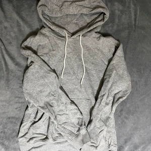 Hoodie - Grå hoodie från hm, använd men i bra skick. Hör av dig vid frågor eller intresse🌸