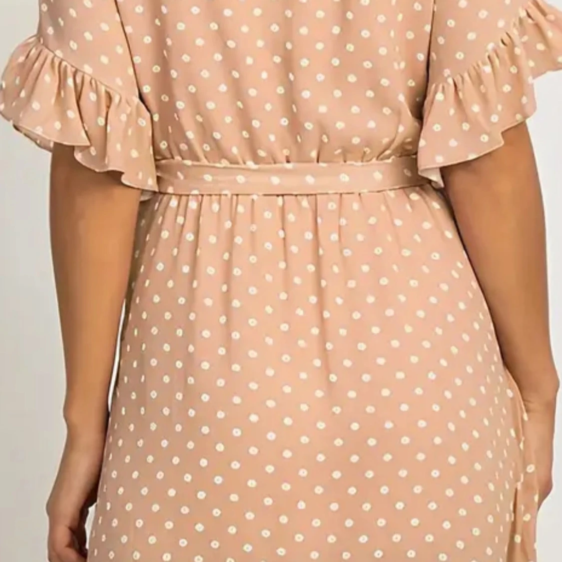 Beige prickig omlottklänning med volang - 1