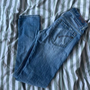 Dondup Jeans - Dondup jeans i den eftertraktade modellen george. Riktigt snygga och perfekta för sommaren. Storlek w29. Fint skick. Nypris 6000kr, köp för endast 449kr.
