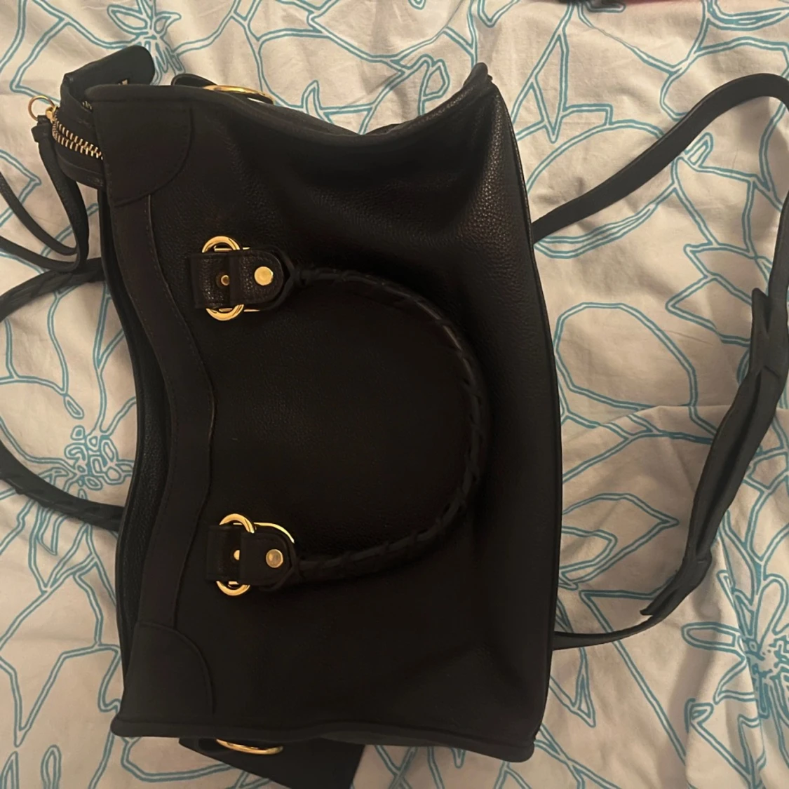 Svart handväska med gulddetaljer - 91