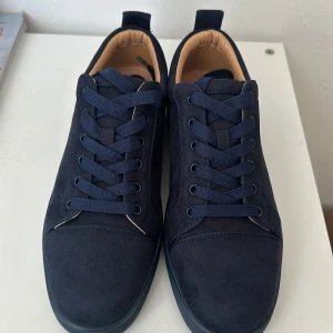 Mörkblå  Christian Louboutin skor - Säljer ett par mörkblå sneakers från Christian Louboutin.Perfekta för dig som vill sticka ut med stil. Nya