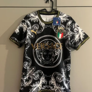 Italien fotbollströja  - Tröjan är oanvänd och inplastad med tags.