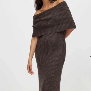 Brun ribbad offshoulder långklänning  - Fin brun stickad klänning! Storlek XS, passar mig som oftast bär S. Figurnära passform. Använd en gång.