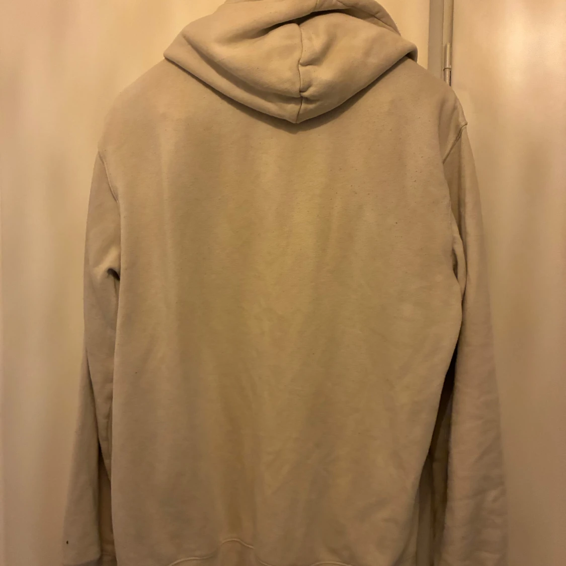 Beige hoodie med rosbrodyr - 1