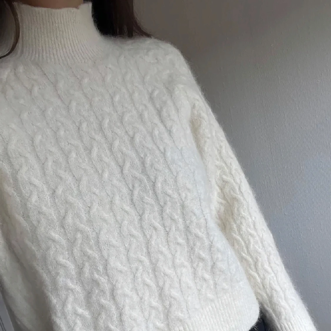 Vit stickad tröja  - 1