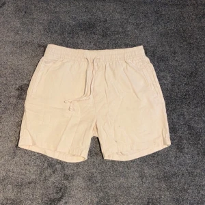 Beige Linneshorts från Lager 157 - Säljer ett par stilrena beige linneshorts från lager 157 med elastisk midja och snörning. Shortsen har en enkel design och är perfekta för varma dagar.☀️ De har fickor på sidorna och är gjorda i ett mjukt material. Perfekt nu när sommaren är påväg🏖️☀️