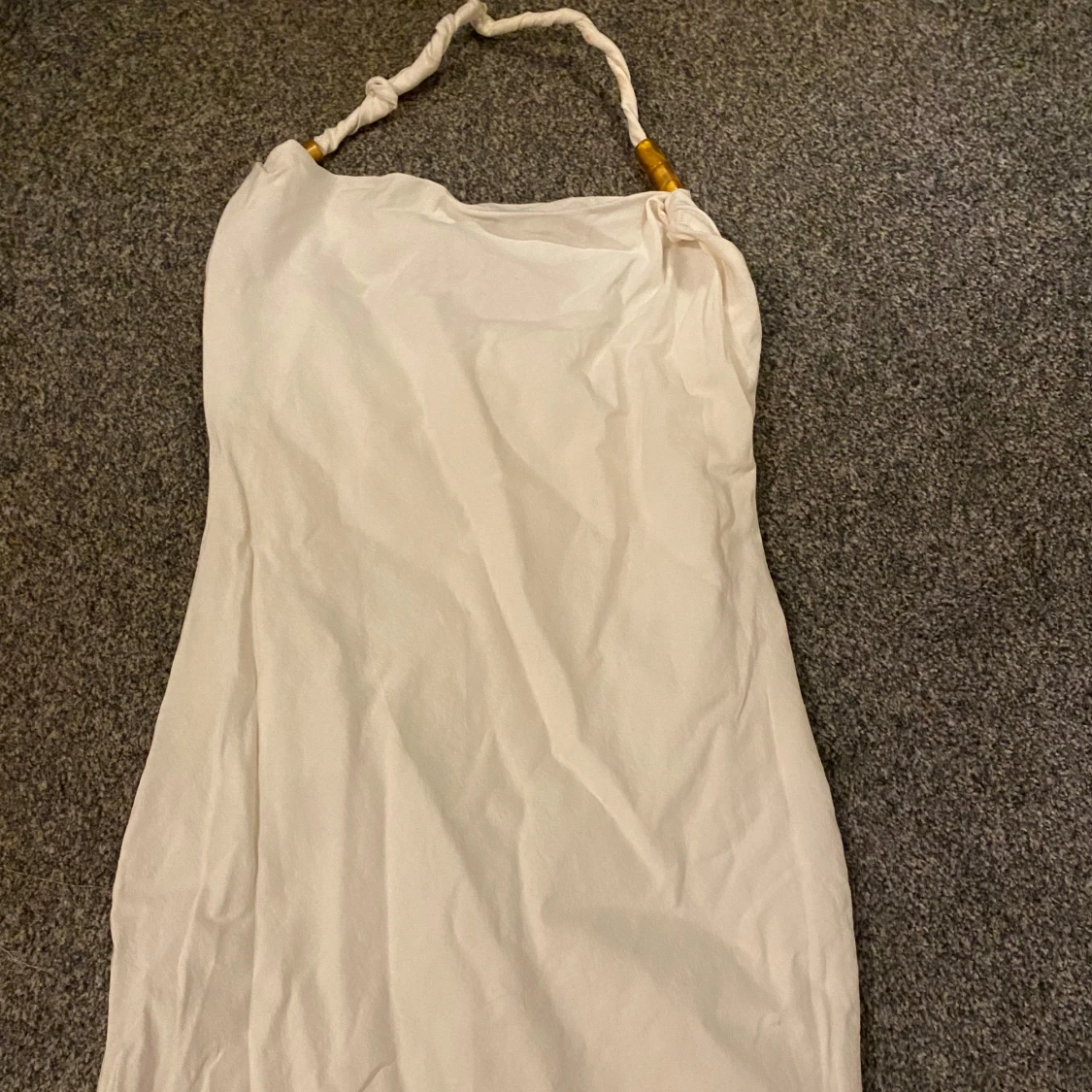 Vit halterneck klänning med tvinnade band - 1