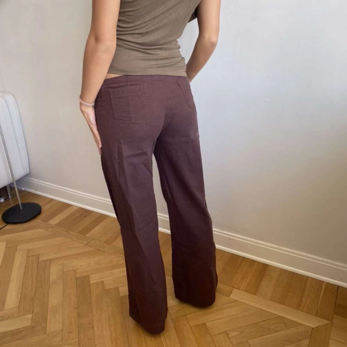 Bruna vida byxor med kontrastsömmar - 3