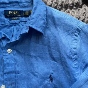 Polo Ralph Lauren Linne skjorta  - Snygg blå skjorta i linne från Polo Ralph Lauren | Storlek: S | slim fit | Inga defekter, som ny | Nypris: 1700 | hör av dig vid minsta fundering! Mvh Nouk 