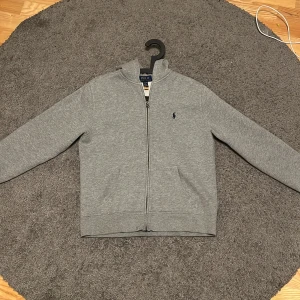 Raulph lauren tröja. (Äkta)  - Säljer tröjan då den var för liten när jag köpte den. Har nästan inte använt den så skicket är precis som nytt. Storlek: L(14-16). den har QR-kod vilket bevisar att den är äkta. 