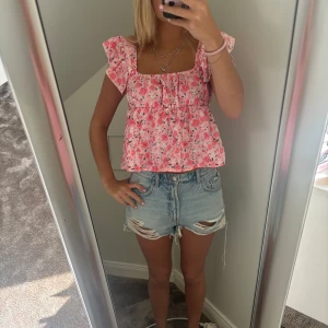 Rosa topp med volanger  - Sååå så söt topp med volanger helt perfekt till sommaren, nyskick❤️❤️köp direkt gärna🥰