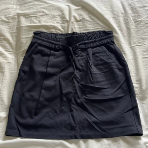 Pennkjol  - Kort kjol från Vero Moda i storlek S. Säljer då den inte kommer till användning. Kjolen har fickor fram och fejk fickor bak och snörning i midjan. På vissa av bilderna ser den lite tråkig ut u färgen men inga tecken på slitage då den knappt är använd. Pris är diskuterbart   Hör av dig vid frågor 
