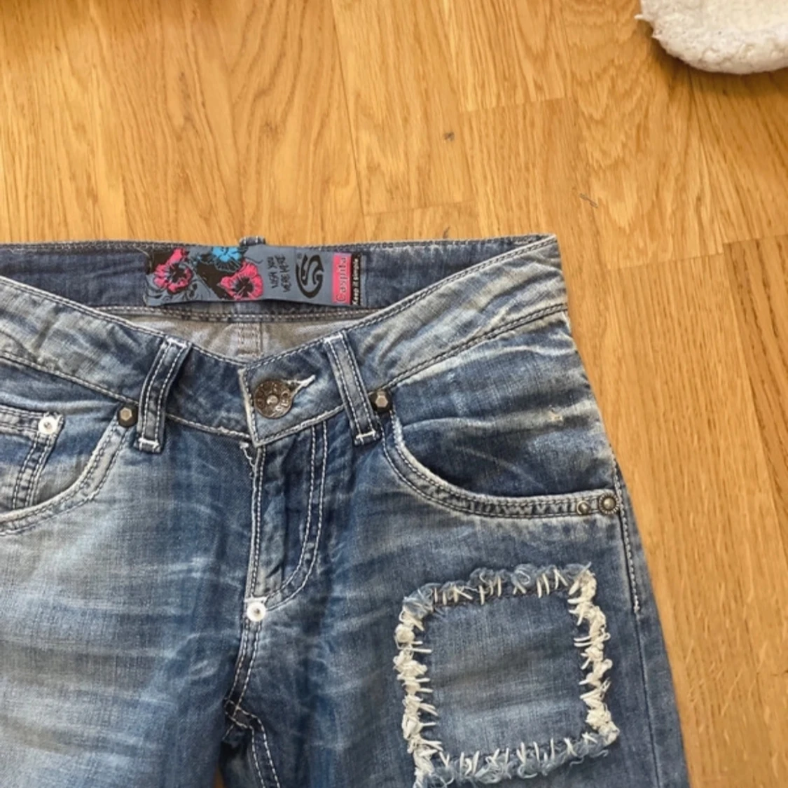 Blå jeansbyxor från Castina Denim med slitningar - 2