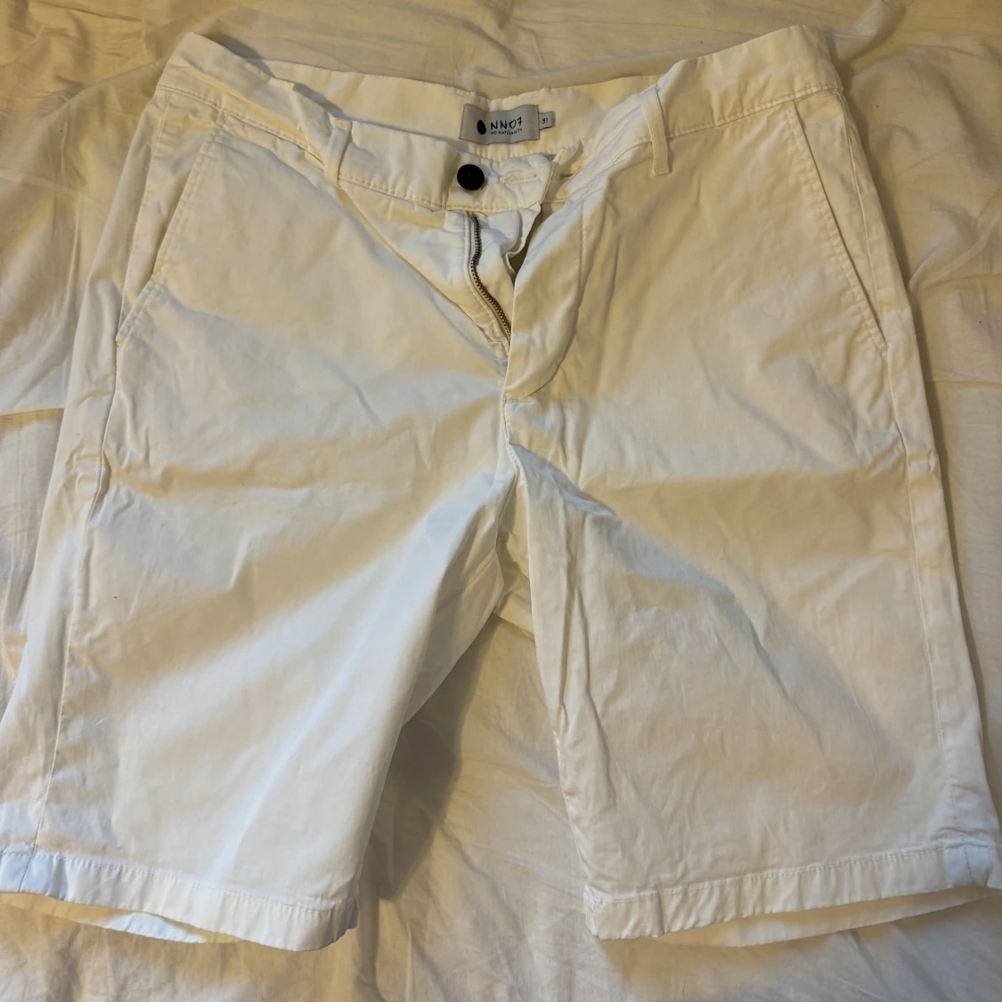 Vita shorts från NN07