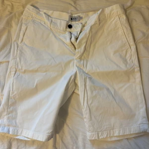 Vita shorts från NN07 - Shortsen är i grymt skick och sitter inte allt för tajt på kroppen