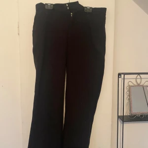 Svarta kostymbyxor från NLY Trend - Svarta kostymbyxor från NLY Trend med klassisk rak passform. 