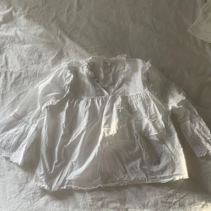 Blus - Säljer min vita blus med trekvarts ärmar. Blusen är ifrån Gina Tricot och är i storlek 158/164, Är använd få gånger och är i mycket bra skick💗