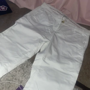 Vita chinos från Bondelid - Säljer ett par klassiska vita jeans från Bondelid. Byxorna har normal passform, raka ben och stängs med dragkedja och knapp. Fickor både fram och bak med snygga detaljer. Perfekta för en stilren look.